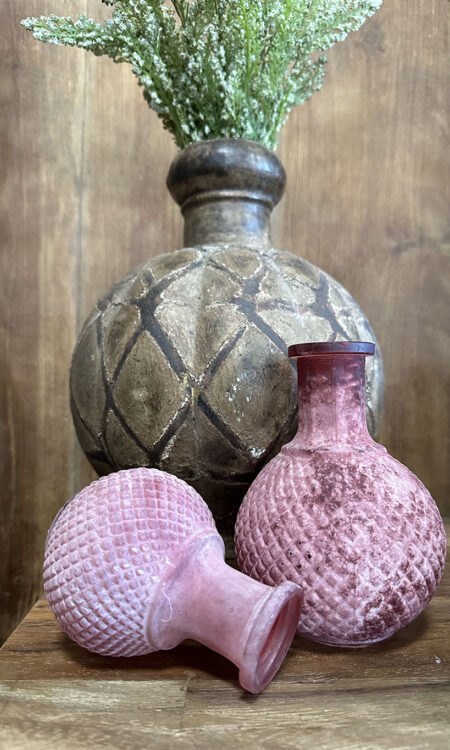 Mat roze bolvaasje met reliëf