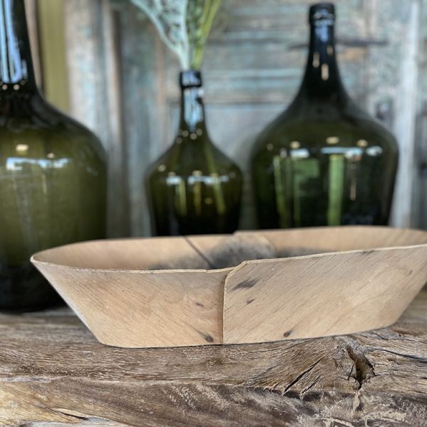 Prachtig geleefde oude broodmal gemaakt van dun hout