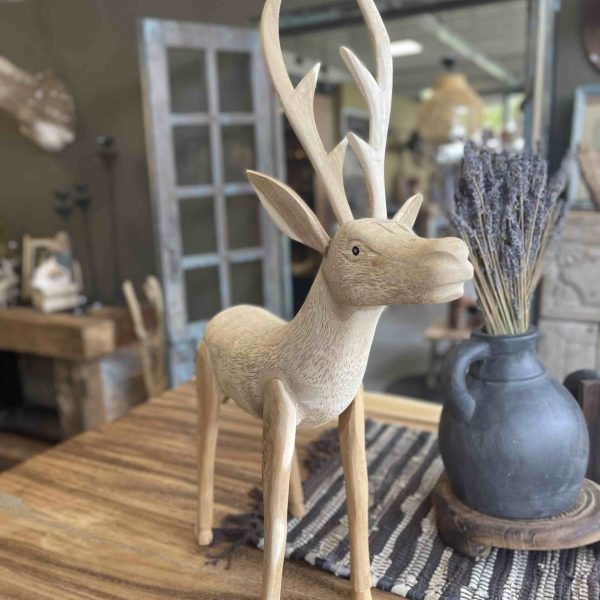 Houtsnijwerk rendier is gemaakt van bamboe en restjes hout.