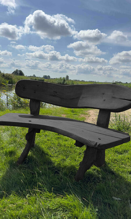 Rond eiken tuinset Athilla met 2 banken in zwarte olie