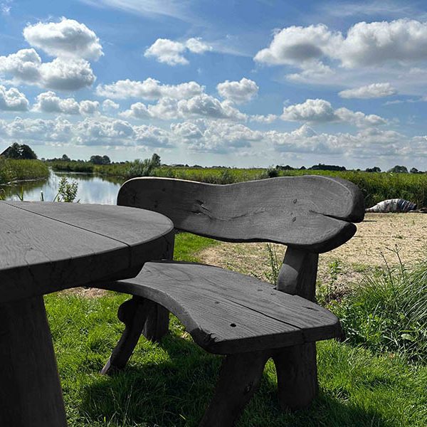 Rond eiken tuinset Athilla met 2 banken in zwarte olie