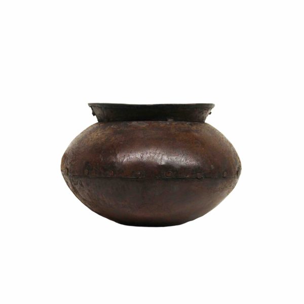 Hand gemaakte stalen bloempot uit India is gemaakt van recycled metaal. Hebben een roestachtige kleur en zijn stoer door hun verweerde afwerking.