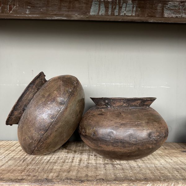 Hand gemaakte stalen bloempot uit India is gemaakt van recycled metaal. Hebben een roestachtige kleur en zijn stoer door hun verweerde afwerking.