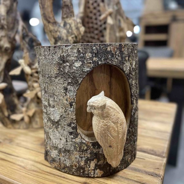 Houtsnijwerk in boomstronk