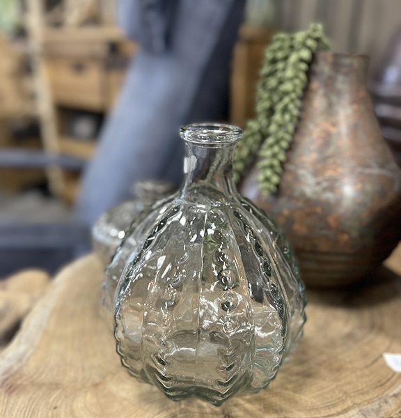 Uniek glazen vintage bolvaasje - tijdloos accent voor je interieur met retro charme.