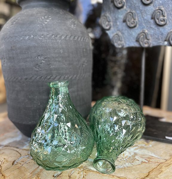 Uniek vintage groen vaasje - breng een vleugje nostalgische charme in je interieur met dit prachtige stukje retro decor