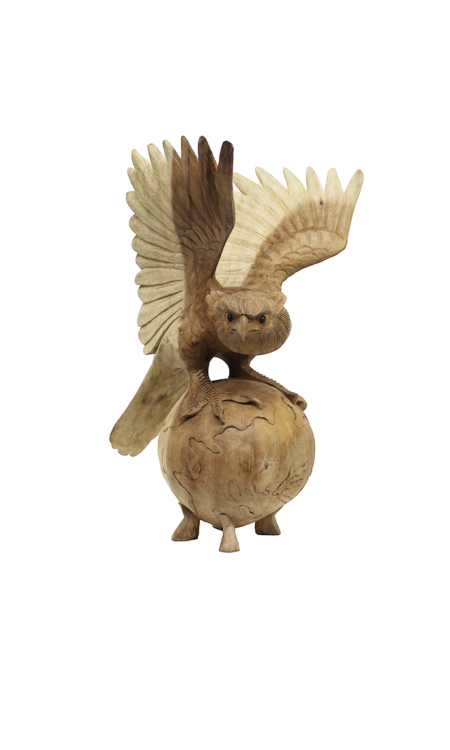 Unieke handgesneden Suar houten vliegende uil op bol - prachtige ambachtelijke kunst voor een betoverend interieur.