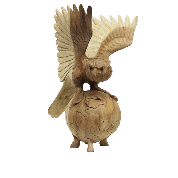 Unieke handgesneden Suar houten vliegende uil op bol - prachtige ambachtelijke kunst voor een betoverend interieur.