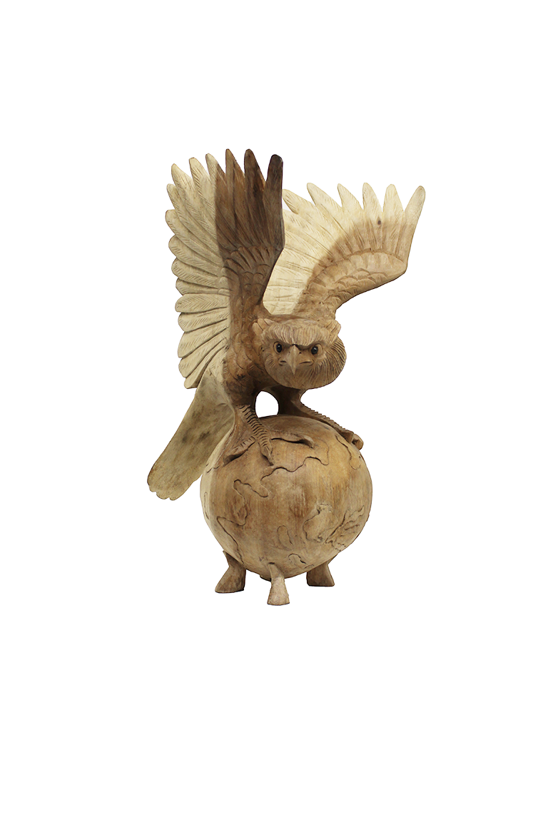 Unieke handgesneden Suar houten vliegende uil op bol - prachtige ambachtelijke kunst voor een betoverend interieur.