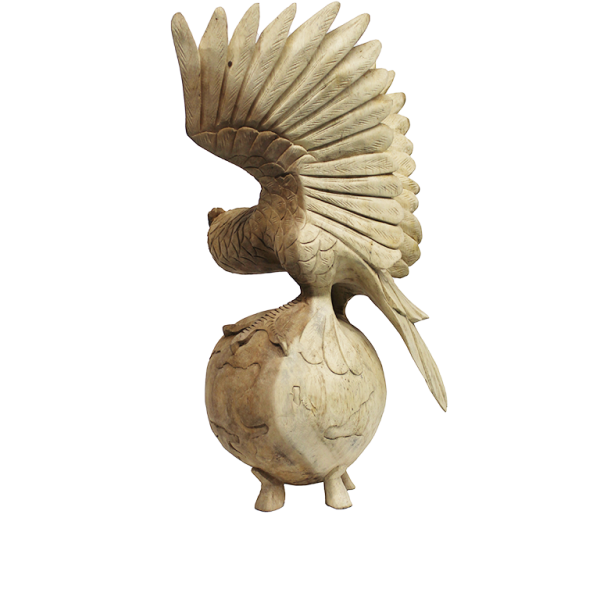 Unieke handgesneden Suar houten vliegende uil op bol - prachtige ambachtelijke kunst voor een betoverend interieur.