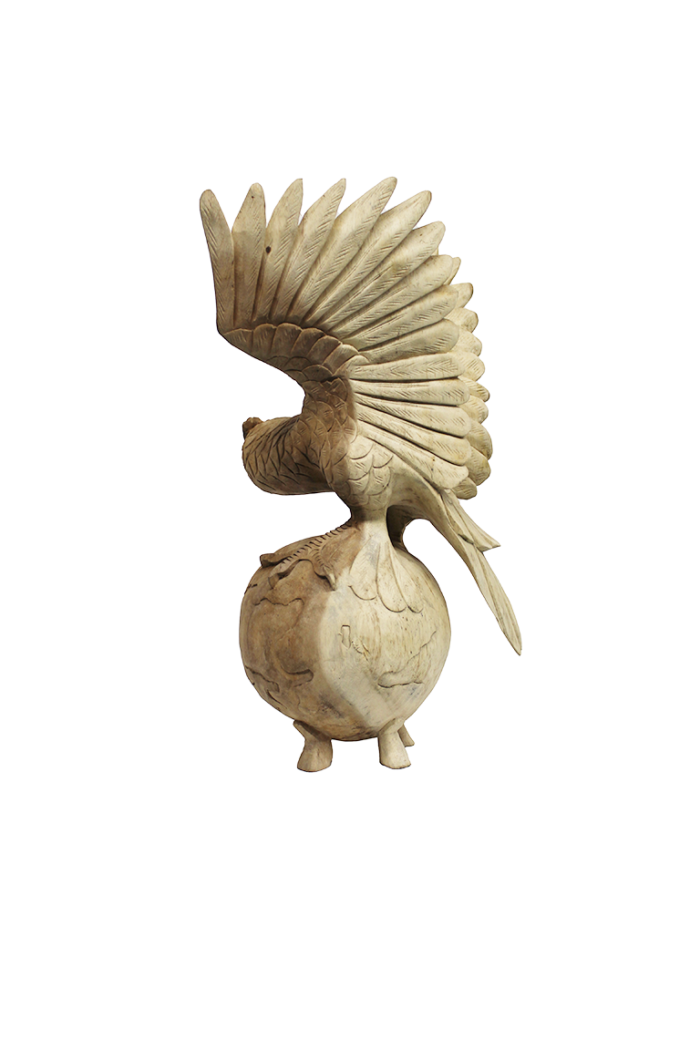 Unieke handgesneden Suar houten vliegende uil op bol - prachtige ambachtelijke kunst voor een betoverend interieur.