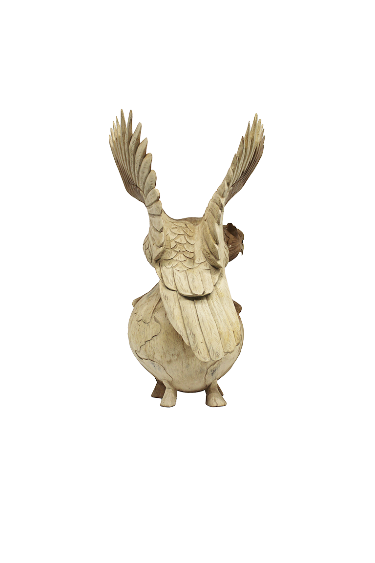 Unieke handgesneden Suar houten vliegende uil op bol - prachtige ambachtelijke kunst voor een betoverend interieur.