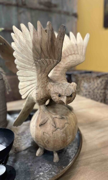 Unieke handgesneden Suar houten vliegende uil op bol - prachtige ambachtelijke kunst voor een betoverend interieur.