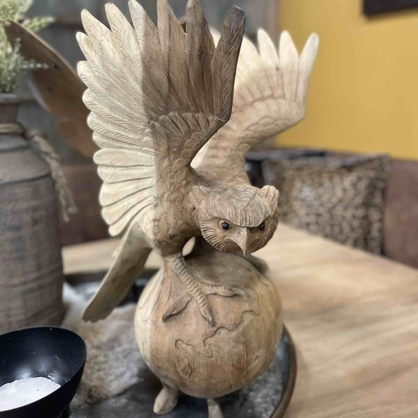 Unieke handgesneden Suar houten vliegende uil op bol - prachtige ambachtelijke kunst voor een betoverend interieur.