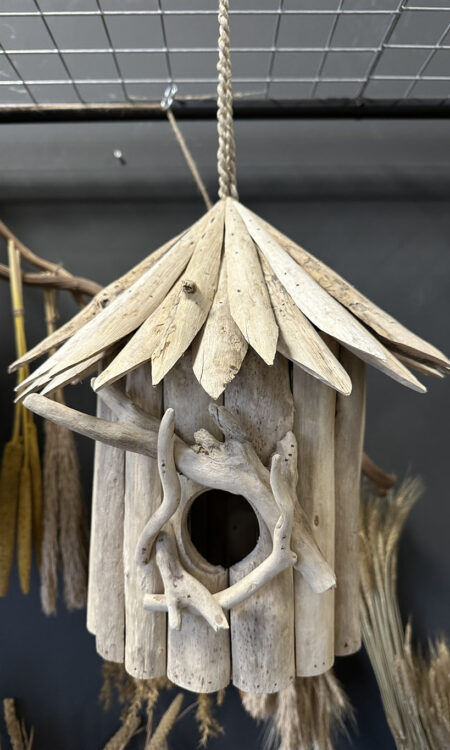 Hangend vogelhuis van drijfhout - een uniek en natuurlijk toevluchtsoord voor vogels in je tuin.