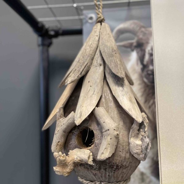 Vogelhuisje in een peer vorm gemaakt van drijfhout.