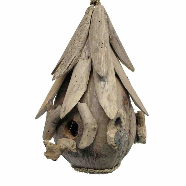 Vogelhuisje in een peer vorm gemaakt van drijfhout.