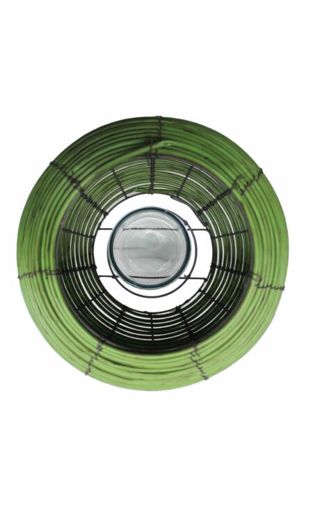 Windlicht van rotan met een warme sfeerverlichting