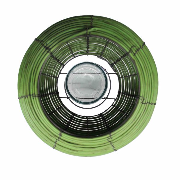 Windlicht van rotan met een warme sfeerverlichting