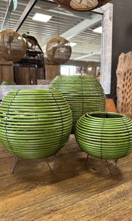 Windlicht van rotan met een warme sfeerverlichting