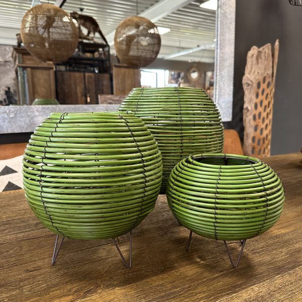 Windlicht van rotan met een warme sfeerverlichting