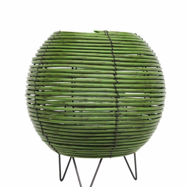 Windlicht van rotan met een warme sfeerverlichting