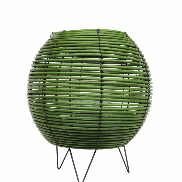 Windlicht van rotan met een warme sfeerverlichting