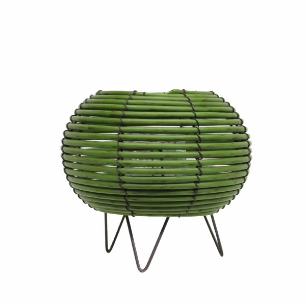 Windlicht van rotan met een warme sfeerverlichting