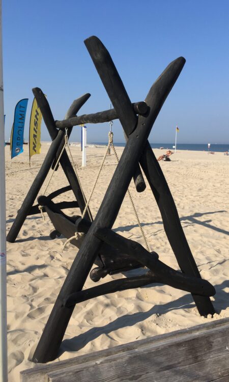 Deze zwvarte houten schommelbank is gemaakt van eiken zitgedeelte en acacia palen. Doordat de vormen van de planken organisch zijn heeft elke schommel zijn unieke karakter. De schommel is in een zwarte beschermende olie gezet.
