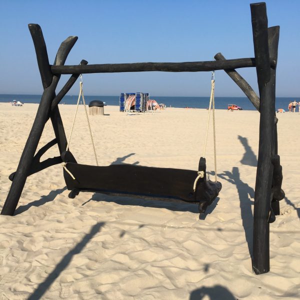 Deze houten zwarte schommel is gemaakt van eiken zitgedeelte en acacia palen. Doordat de vormen van de planken organisch zijn heeft elke schommel zijn unieke karakter. De schommel is in een zwarte beschermende olie gezet.