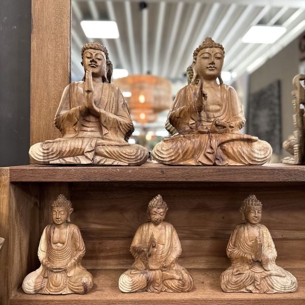 Handgesneden houten Boeddha beeld zittend in meditatiehouding op houten plank