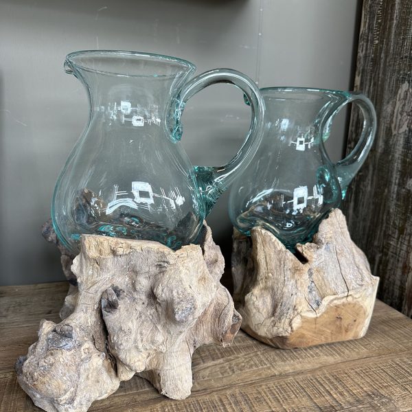 Handgeblazen glazen vaas gevormd op een houten stronk als uniek decoratief woonaccessoire.