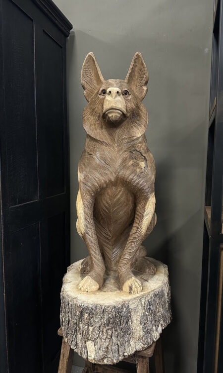 Groot houten herdershond