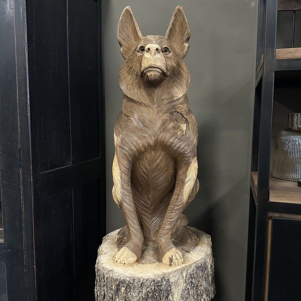 Groot houten herdershond