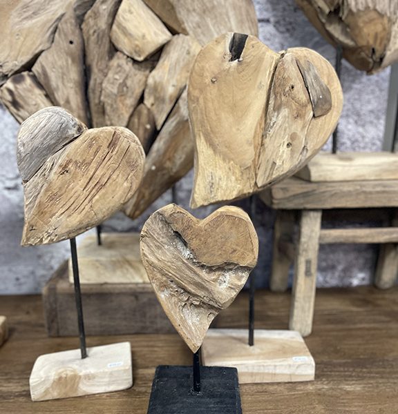 Houten hart op standaard van oud hout als decoratief woonaccessoire.