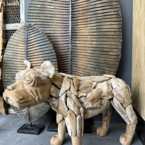 Handgemaakt houten buldog beeld van reststukken teak met natuurlijke houtstructuur