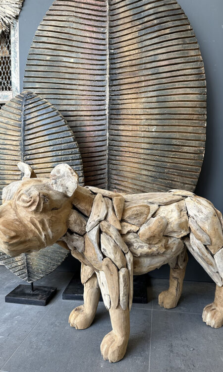 Handgemaakt houten buldog beeld van reststukken teak met natuurlijke houtstructuur