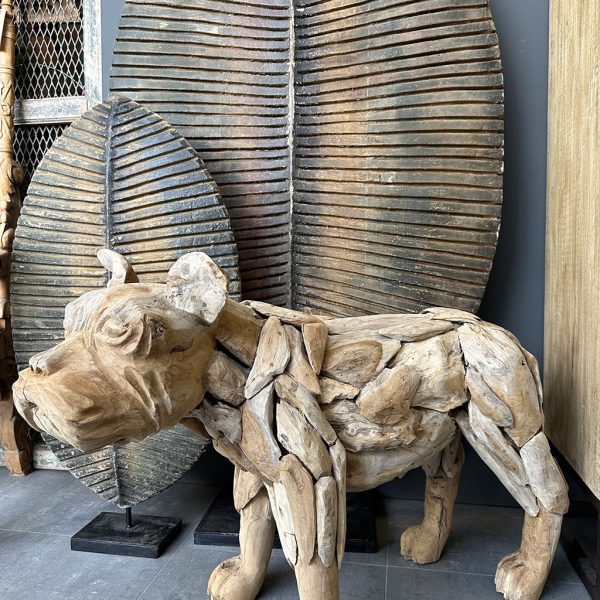 Handgemaakt houten buldog beeld van reststukken teak met natuurlijke houtstructuur
