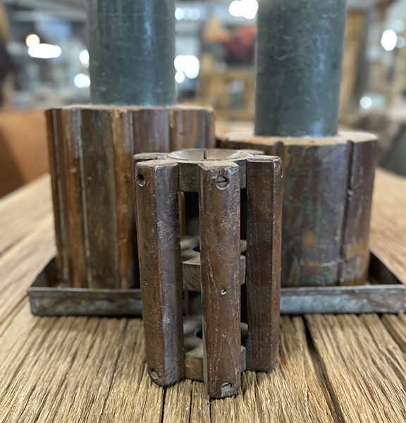 Oude spoel kandelaar