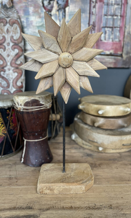 Houten bloem op standaard