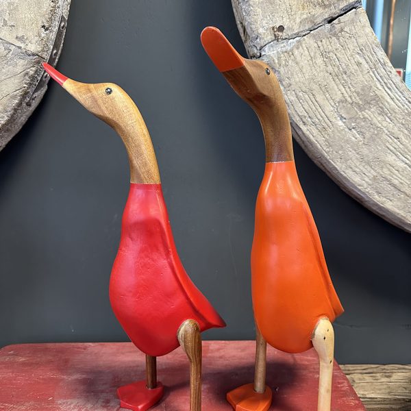 Houten eend in rood en oranje pakje