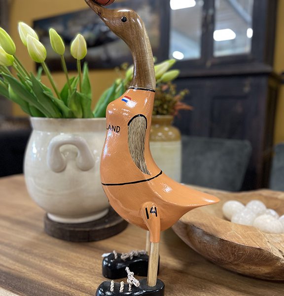 Houten eend in voetbalkleding