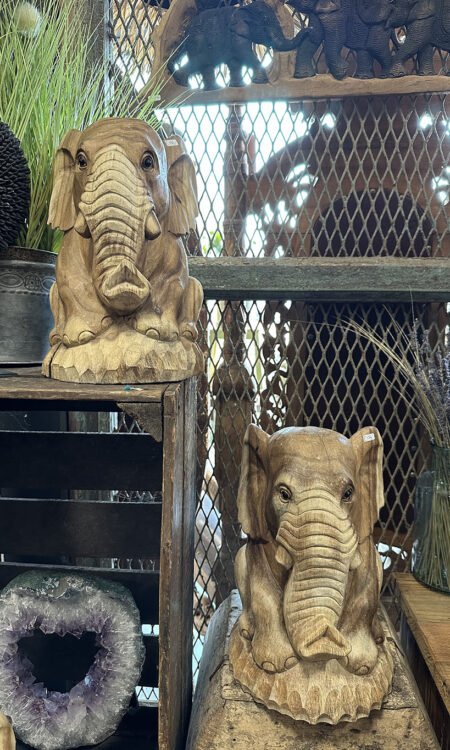 Houtsnijwerk zittende olifant