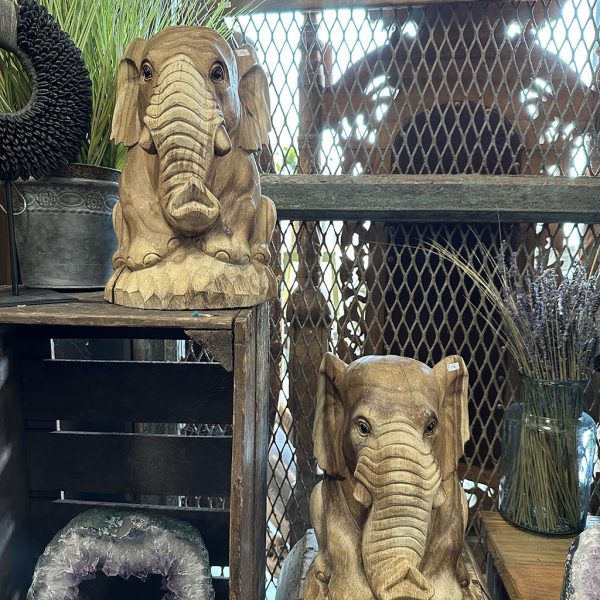 Houtsnijwerk zittende olifant