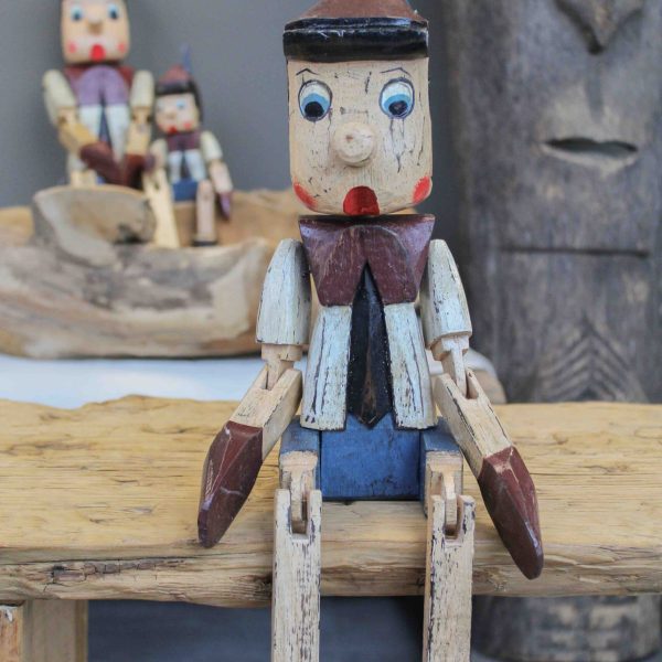 Handgemaakte houten bungelpop in Pinokkio stijl met beweegbare benen, verkrijgbaar in twee maten.