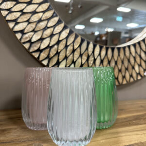 Luxe glazen vaasjes in roze, wit en groen met decoratief reliëf.