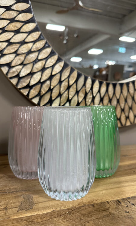 Luxe glazen vaasjes in roze, wit en groen met decoratief reliëf.