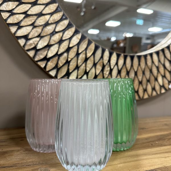 Luxe glazen vaasjes in roze, wit en groen met decoratief reliëf.