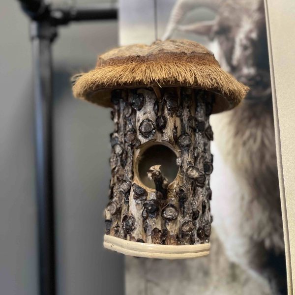 Vogelhuis met kokos dak