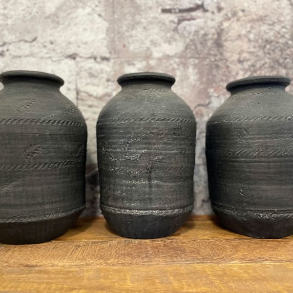 Zware zwarte aardewerken vazen